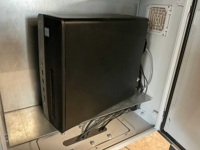 Hp prodesk 600 g3 desktop en monitor in verrijdbaar frame - afbeelding 5 van  7