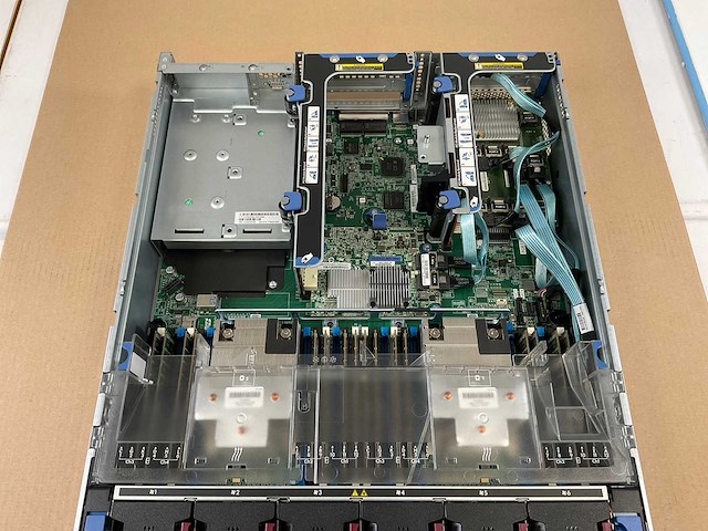 Hp proliant dl380 gen 9, 2x xeon(r) e5-2667 v3, 16x 16 gb ram, 2x 147 gb sas(eh0146fcbvb) - 8x 600 gb sas(eg000600jwjnp) rack mount chassis - afbeelding 12 van  15