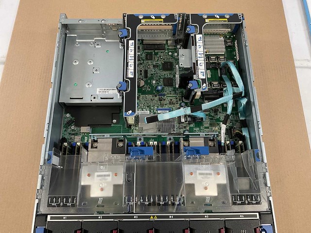 Hp proliant dl380 gen 9, 2x xeon(r) e5-2667 v3, 16x 16 gb ram, 2x 147 gb sas(eh0146fcbvb) - 8x 600 gb sas(eg000600jwjnp) rack mount chassis - afbeelding 12 van  15