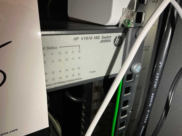 Hp v1910-16g je005a switch 19” - afbeelding 1 van  2