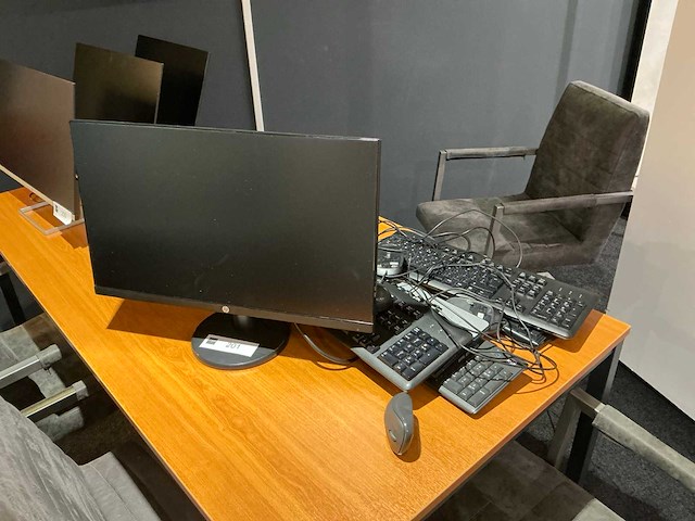 Hp v24i monitor 24” met toetsenborden en muizen - afbeelding 1 van  3