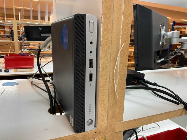 Hp werkplaatsmeubel met computers - afbeelding 4 van  13