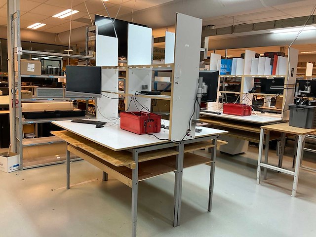Hp werkplaatsmeubel met computers - afbeelding 1 van  13