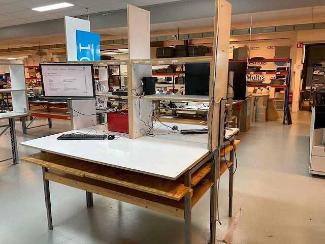 Hp werkplaatsmeubel met computers - afbeelding 7 van  13