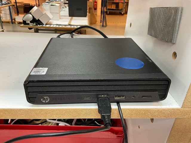 Hp werkplaatsmeubel met computers - afbeelding 10 van  13
