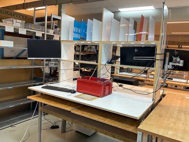 Hp werkplaatsmeubel met computers - afbeelding 4 van  10