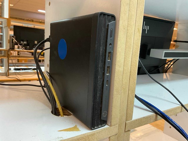Hp werkplaatsmeubel met computers - afbeelding 5 van  10