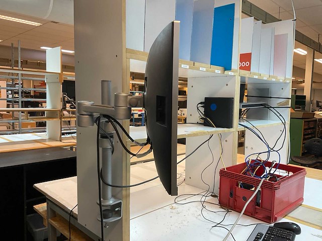 Hp werkplaatsmeubel met computers - afbeelding 7 van  10