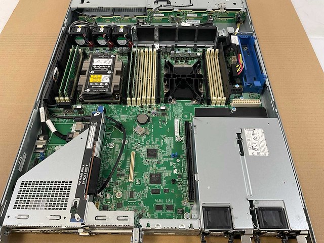Hpe (proliant dl160 gen10) - xeon(r) silver 4208, 128 gb ram (4x32gb), no hdd rack mount chassis - afbeelding 1 van  4