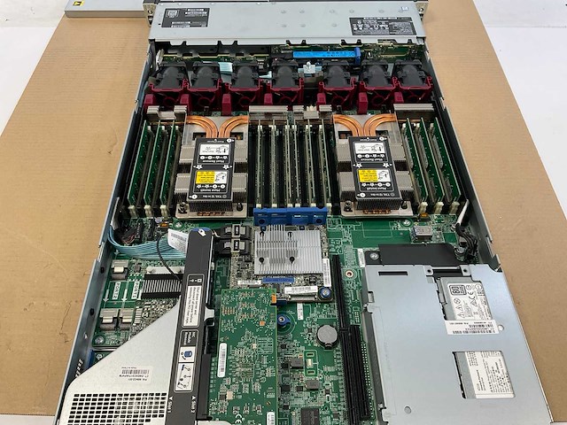 Hpe (proliant dl360 gen10) - 2x xeon(r) gold 6142, 96 gb ram (12x8gb), 600 gb sas rack mount chassis - afbeelding 1 van  2