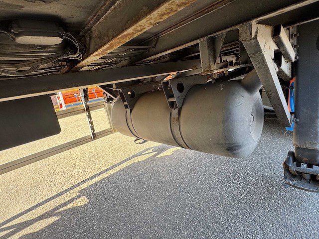 H.t.f. - 2001 - oplegger met gesloten geïsoleerde opbouw v.v gestuurde achteras, ama laadklep 14 meter og-12-zv - afbeelding 9 van  26