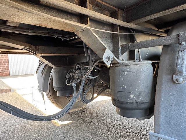 H.t.f. - 2001 - oplegger met gesloten geïsoleerde opbouw v.v gestuurde achteras, ama laadklep 14 meter og-12-zv - afbeelding 10 van  26