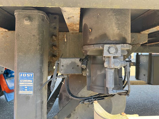 H.t.f. - 2001 - oplegger met gesloten geïsoleerde opbouw v.v gestuurde achteras, ama laadklep 14 meter og-12-zv - afbeelding 16 van  26