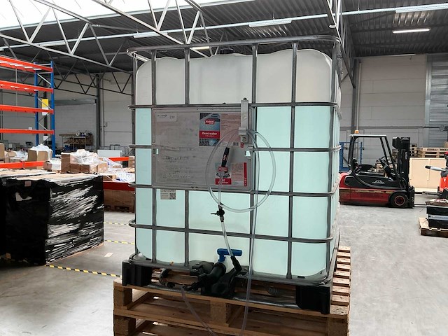 Huchem ibc container met demiwater - afbeelding 1 van  9
