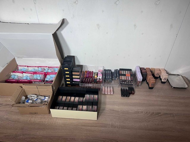 Huda beauty - partij gezichts make-up - afbeelding 1 van  7