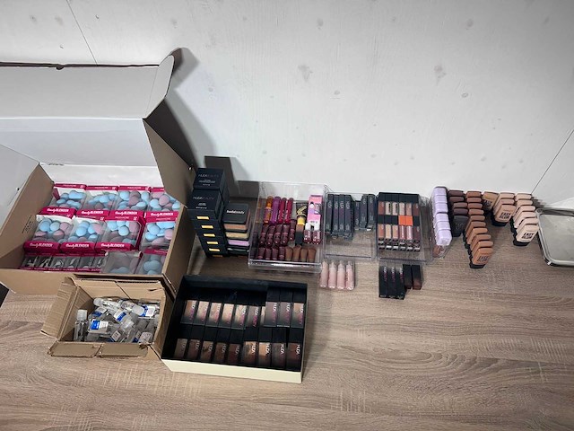 Huda beauty - partij gezichts make-up - afbeelding 2 van  7