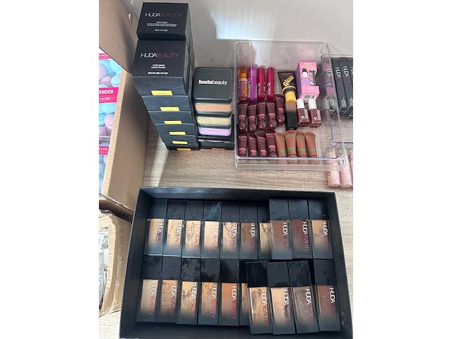 Huda beauty - partij gezichts make-up - afbeelding 4 van  7
