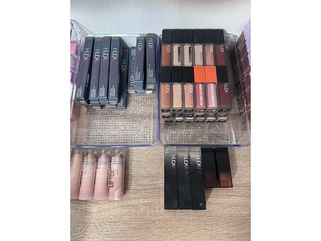 Huda beauty - partij gezichts make-up - afbeelding 5 van  7
