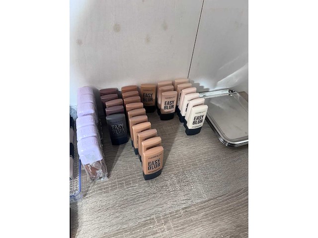 Huda beauty - partij gezichts make-up - afbeelding 6 van  7