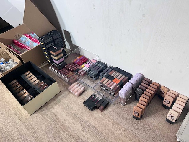 Huda beauty - partij gezichts make-up - afbeelding 7 van  7