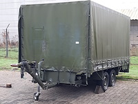 Huifaanhanger met diverse apparatuur