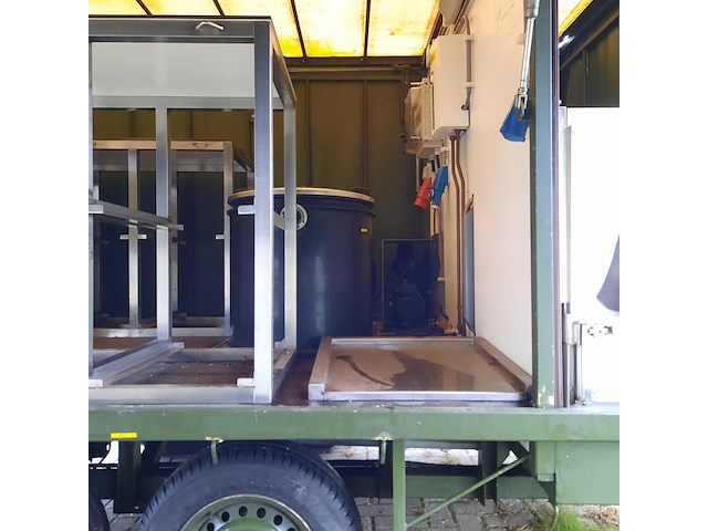 Huifaanhanger met diverse apparatuur - afbeelding 2 van  12