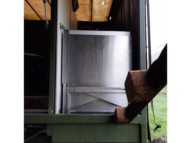 Huifaanhanger met diverse apparatuur - afbeelding 3 van  12