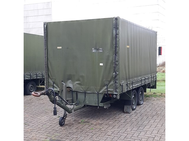 Huifaanhanger met diverse apparatuur - afbeelding 1 van  12