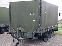 Huifaanhanger met diverse apparatuur