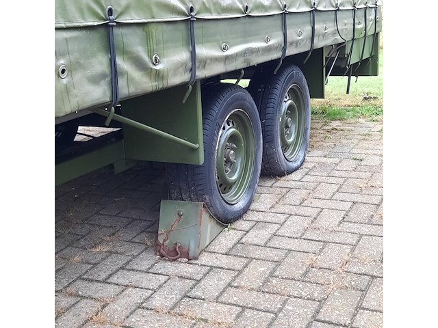 Huifaanhanger met diverse apparatuur - afbeelding 9 van  12