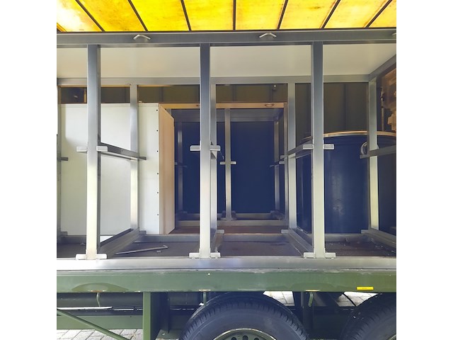 Huifaanhanger met diverse apparatuur - afbeelding 12 van  12