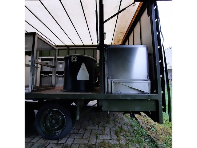 Huifaanhanger met diverse apparatuur - afbeelding 3 van  12
