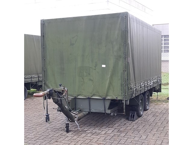 Huifaanhanger met diverse apparatuur - afbeelding 1 van  12