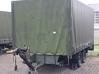 Huifaanhanger met diverse apparatuur