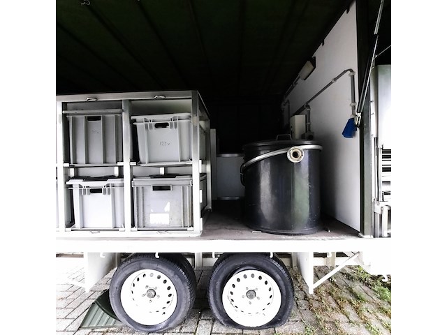 Huifaanhanger met diverse apparatuur - afbeelding 2 van  12