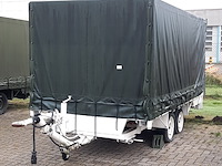 Huifaanhanger met diverse apparatuur