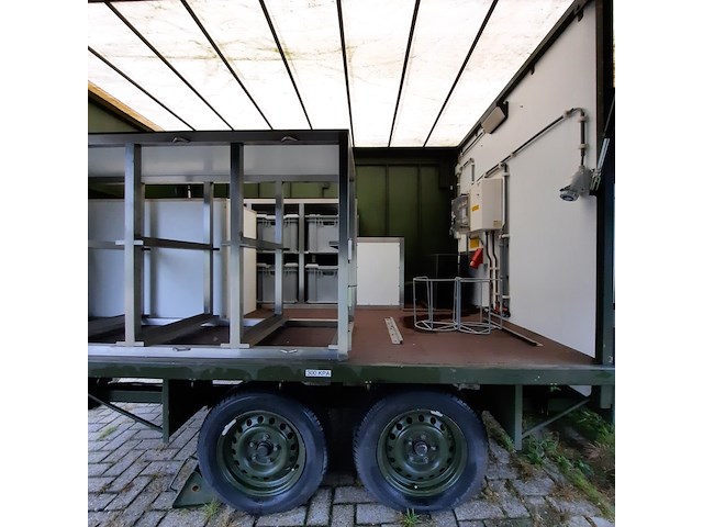 Huifaanhanger met diverse apparatuur - afbeelding 2 van  13