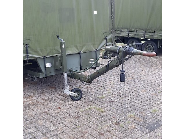 Huifaanhanger met diverse apparatuur - afbeelding 8 van  13