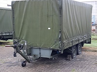 Huifaanhanger met diverse apparatuur