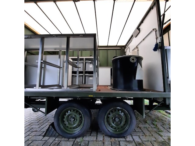 Huifaanhanger met diverse apparatuur - afbeelding 2 van  12
