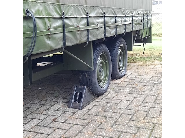 Huifaanhanger met diverse apparatuur - afbeelding 9 van  12