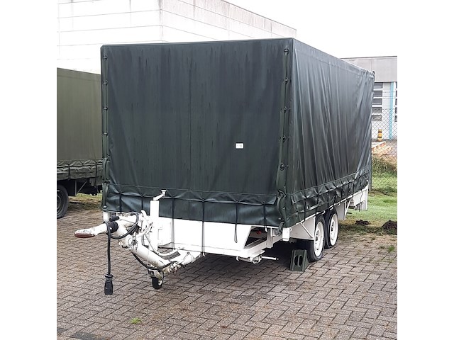 Huifaanhanger met diverse apparatuur - afbeelding 1 van  12