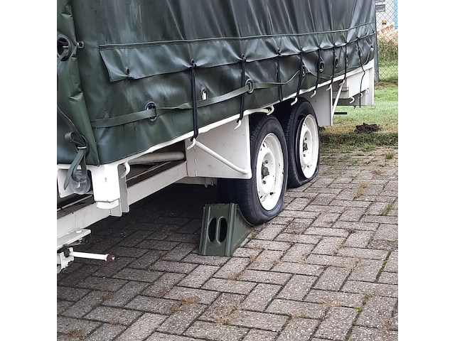 Huifaanhanger met diverse apparatuur - afbeelding 9 van  12