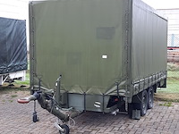 Huifaanhanger met diverse apparatuur