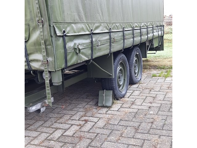 Huifaanhanger met diverse apparatuur - afbeelding 10 van  13