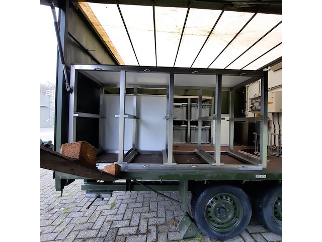 Huifaanhanger met diverse apparatuur - afbeelding 13 van  13