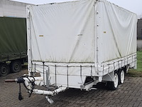 Huifaanhanger met diverse apparatuur