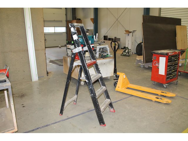 Huishoudtrap altrex met drie treden en bordes. - afbeelding 1 van  2