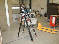 Huishoudtrap altrex met drie treden en bordes. - afbeelding 1 van  2