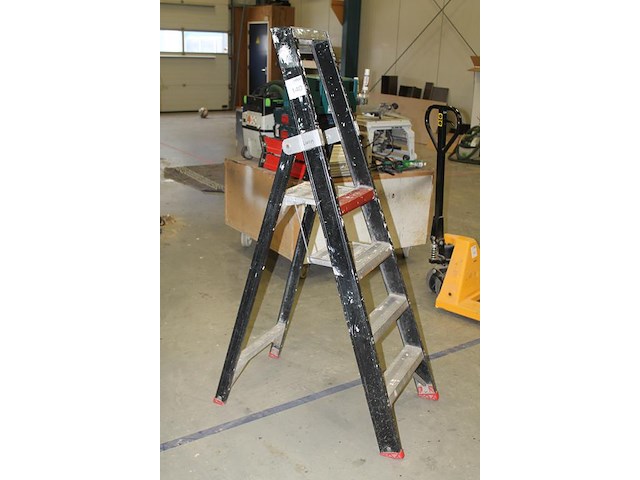 Huishoudtrap altrex met drie treden en bordes. - afbeelding 2 van  2